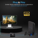 Een Sony PlayStation 2 met controller is aangesloten op een adapter, die op zijn beurt verbonden is met een monitor met een fantasy-landschap.