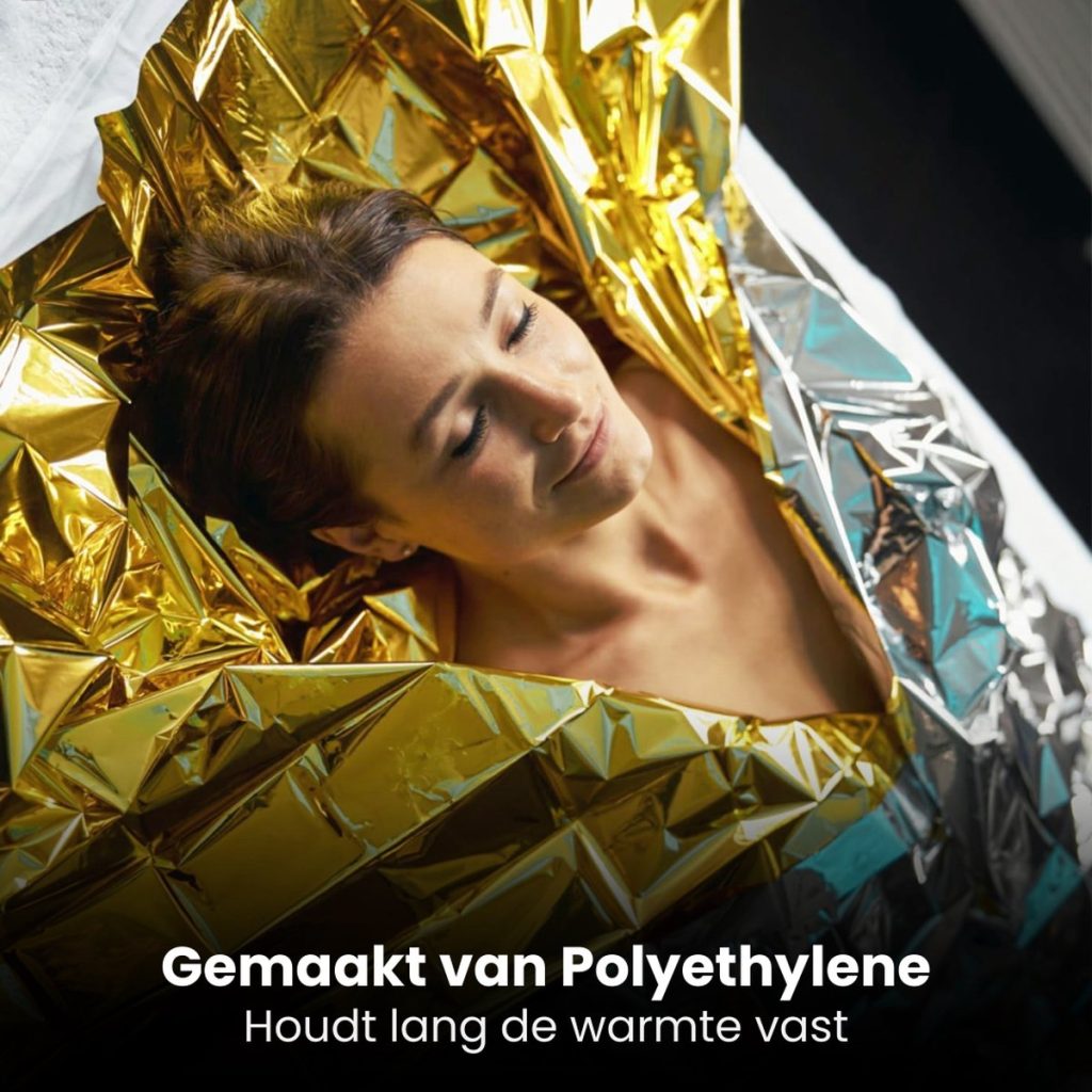 Gouden noodddeken van Polyethyleen omhult een slapende vrouw. Houdt lang warmte vast.