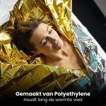 Gouden noodddeken van Polyethyleen omhult een slapende vrouw. Houdt lang warmte vast.