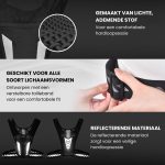 Gedetailleerde weergave van ademend mesh materiaal en reflecterende strepen op een zwart loopvest. Toont verstelbare tailleband voor comfort.