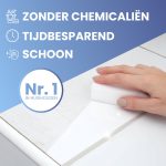 Hand gebruikt een witte wonderspons op een witte tegelvloer, Nr. 1 in huishouden, zonder chemicaliën, tijdbesparend schoon.