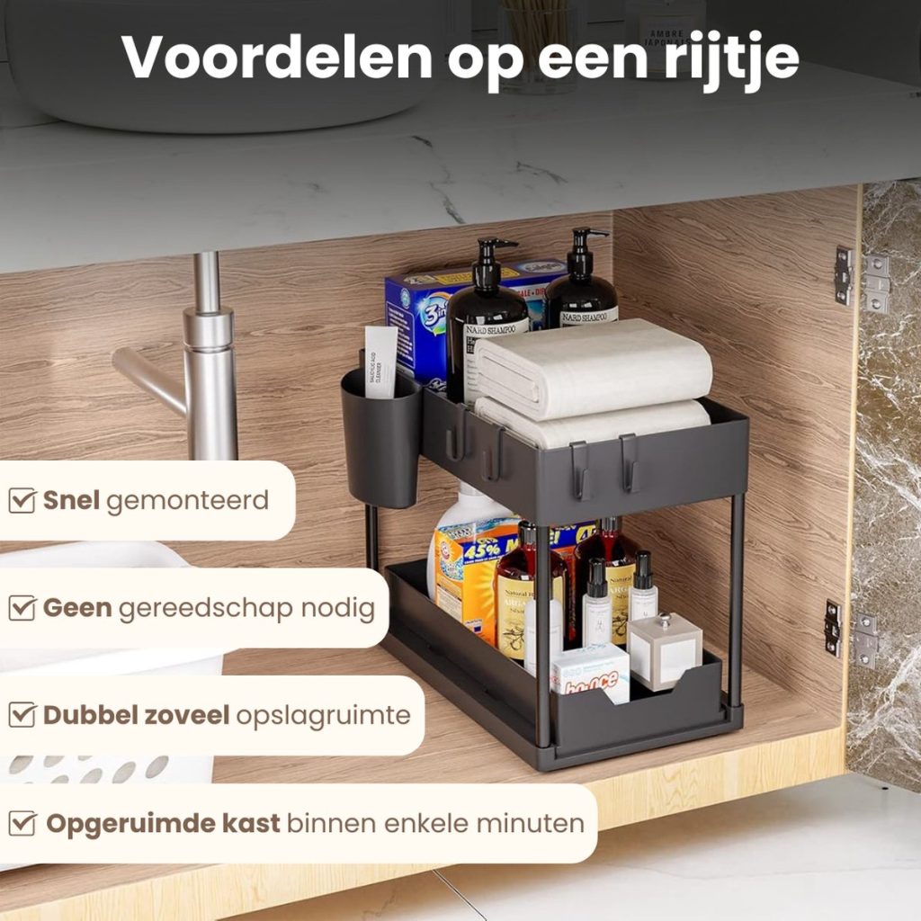 Zwarte, tweelaagse gootsteenkast organizer, gevuld met schoonmaakproducten, geplaatst in een houten kast onder een gootsteen.