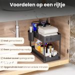 Zwarte, tweelaagse gootsteenkast organizer, gevuld met schoonmaakproducten, geplaatst in een houten kast onder een gootsteen.