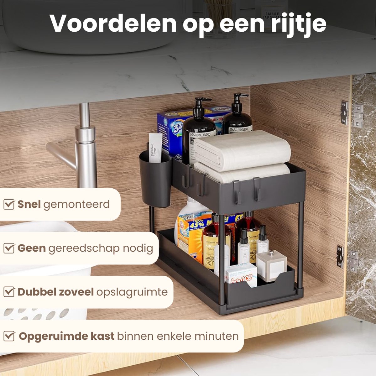 Zwarte, tweelaagse gootsteenkast organizer, gevuld met schoonmaakproducten, geplaatst in een houten kast onder een gootsteen.