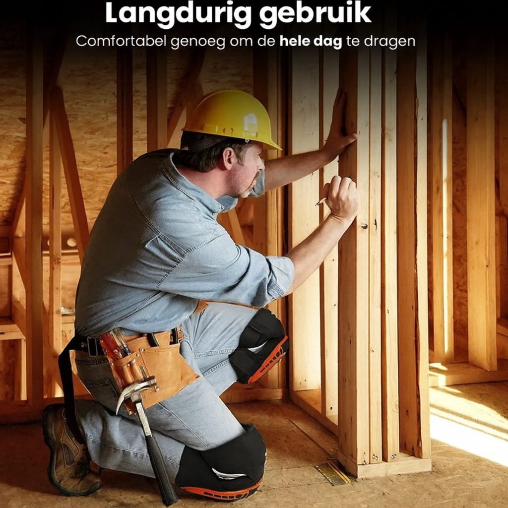Bouwvakker met gele helm knielt en werkt aan een houten constructie, draagt zwarte kniebeschermers met oranje details.