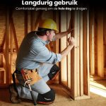 Bouwvakker met gele helm knielt en werkt aan een houten constructie, draagt zwarte kniebeschermers met oranje details.