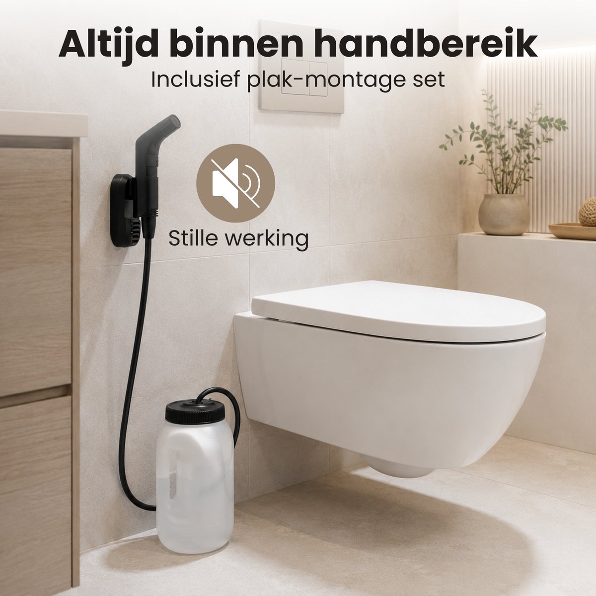 Bidet met zwarte sproeier en houder, gemonteerd naast een toilet. Stille werking.