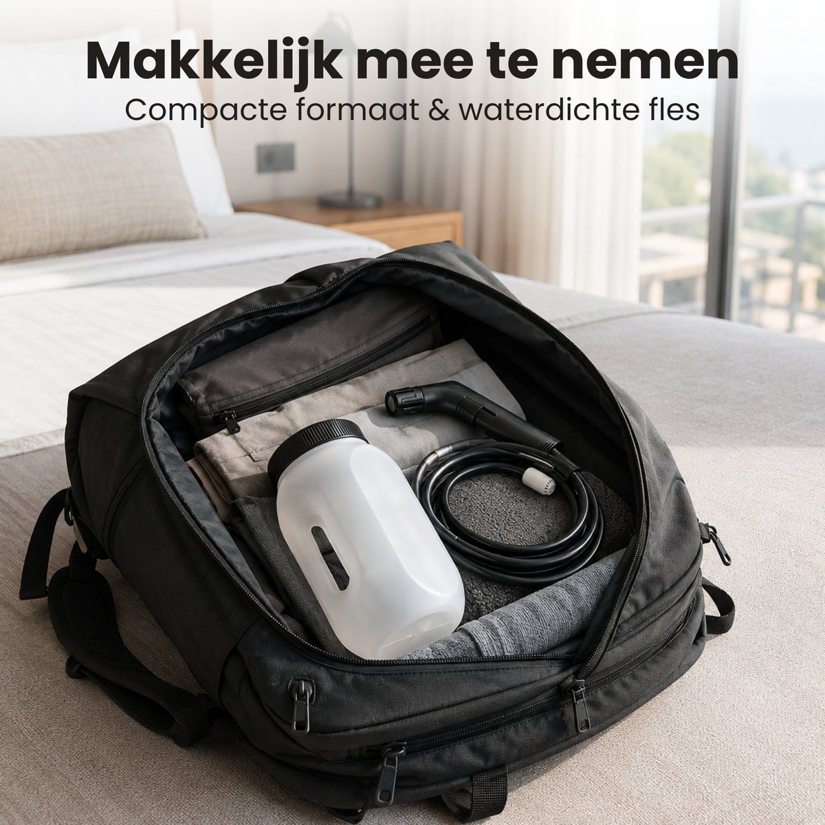 Compact bidet met witte tank van 2.5L en zwarte sproeier, verpakt in een reistas.