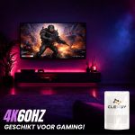Moderne woonkamer met sfeerverlichting en een grote TV die een game weergeeft. Clerby HDMI splitter (4K60Hz) is geschikt voor gaming.