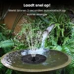 Een fontein op zonne-energie sproeit in een vogelbadje tussen de planten. "Laadt snel op!".