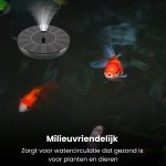 Een zonnepaneelfontein sproeit water in een vijver met goudvissen. "Milieuvriendelijk".