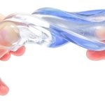 Twee handen die een flexibel, transparant gel-hielcupje met een blauw ovaal uitrekken.