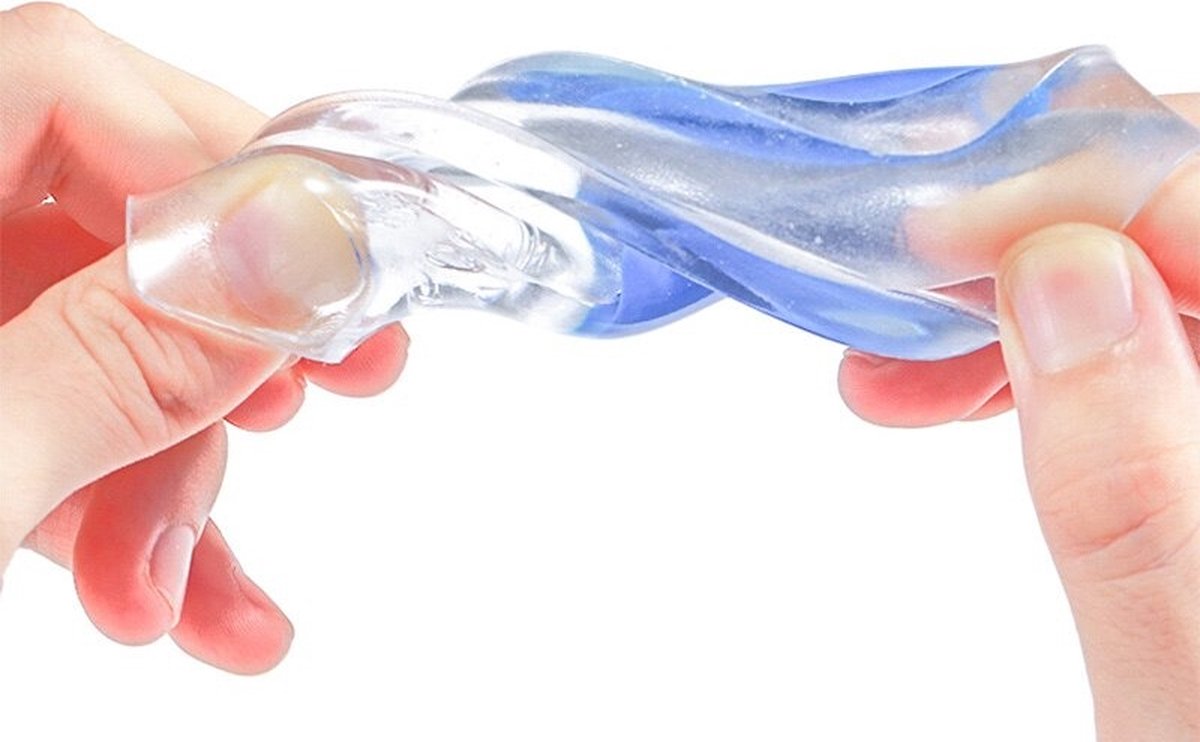 Twee handen die een flexibel, transparant gel-hielcupje met een blauw ovaal uitrekken.