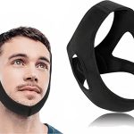 Man met een zwarte kinband om, met een kinband ernaast op witte achtergrond.