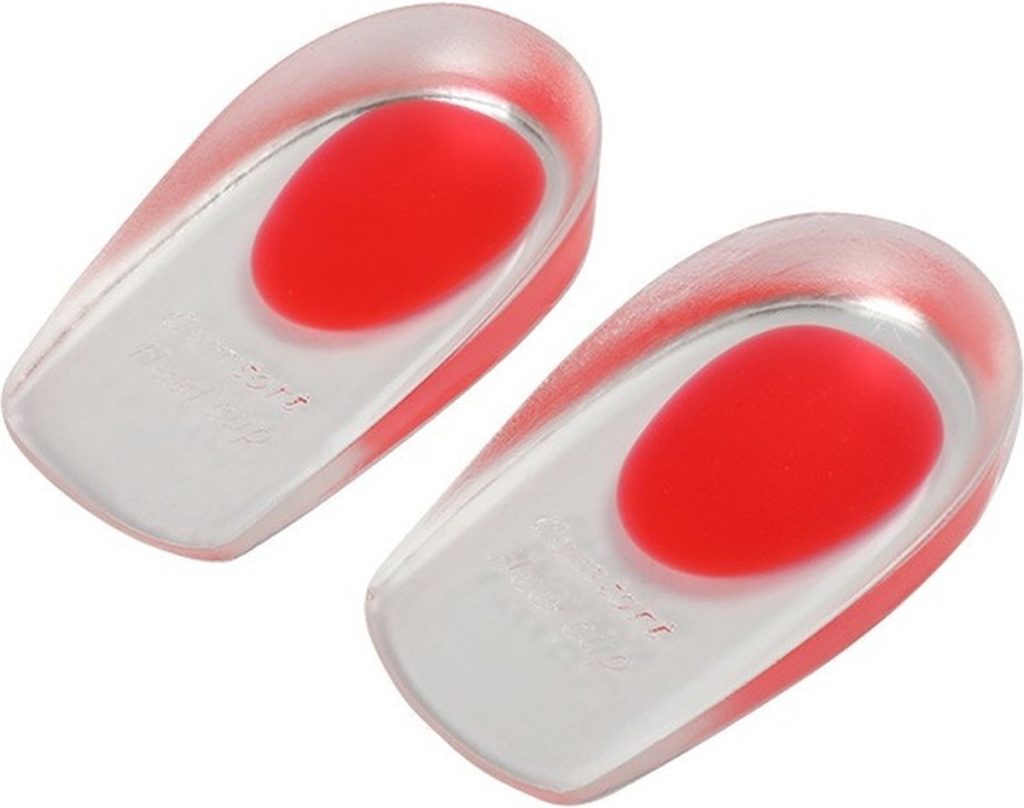 Twee doorzichtige gel hielcups met rode inleg, op een witte achtergrond.