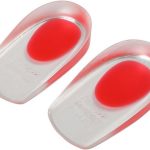 Twee doorzichtige gel hielcups met rode inleg, op een witte achtergrond.