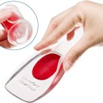 Hand die een doorzichtige gel hielcup met rode inleg vasthoudt, met een close-up van de hielcup in een cirkel.