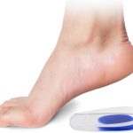 Een vrouwelijke voet met een transparant gel-hielcupje met blauw ovaal ernaast.