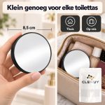 Compacte 8,5 cm zwarte vergrootspiegel in de hand en in een toilettas met Clerby-verpakking.