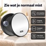Zwarte 30x vergrootspiegel met zuignap, compact formaat voor thuis of onderweg. Details weergegeven.
