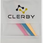 Grijze verpakking van Clerby met drie gezichts-scheermesjes in roze, turquoise en geel.