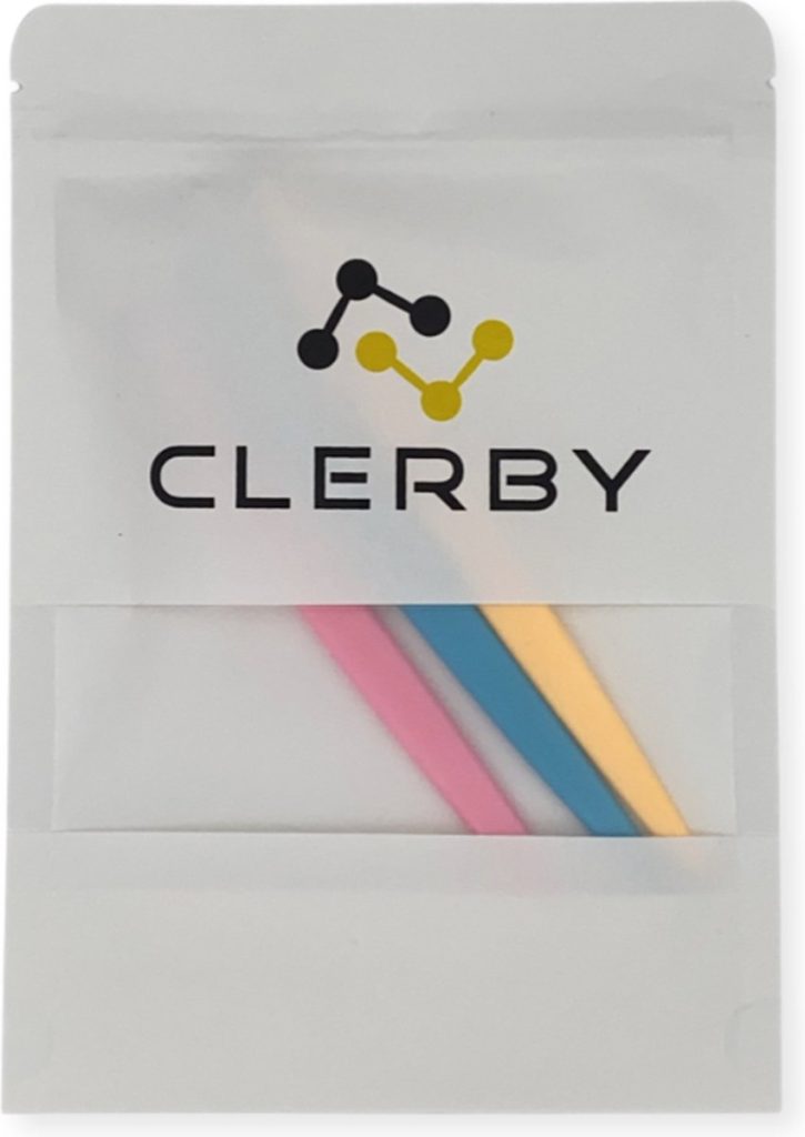 Grijze verpakking van Clerby met drie gezichts-scheermesjes in roze, turquoise en geel.