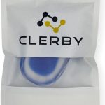 Een transparant zakje met het Clerby logo, met daarin twee gel-hielcupjes met een blauw ovaal.