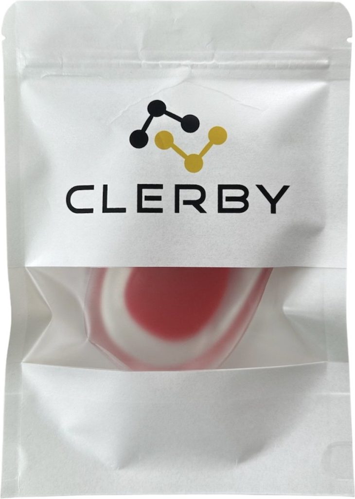 Witte verpakking met Clerby logo, waarin een doorzichtige gel hielcup met rode inleg zichtbaar is.