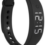 Zwarte trilarmband met digitale tijdsaanduiding 12:15.